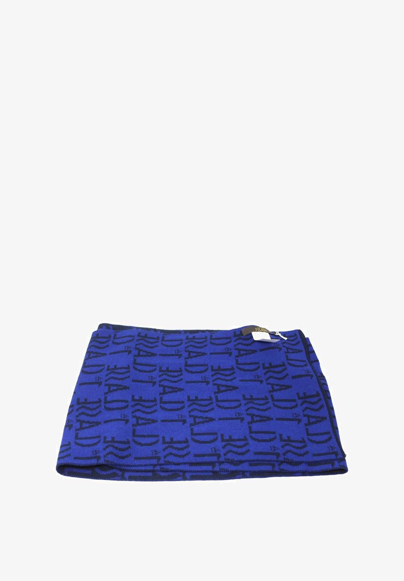 Sciarpa blu lavorata a maglia con un motivo di testo ripetuto in blu scuro. Presenta un bordo nero e un piccolo etichetta su un lato. Forma rettangolare.