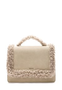 Béžová obdĺžniková kabelka s mäkkým kučeravým kožúškom pozdĺž okrajov a rukoväte, s malým logom "KEDDO" na prednom prepážke.