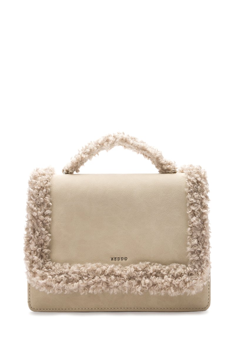 Béžová obdĺžniková kabelka s mäkkým kučeravým kožúškom pozdĺž okrajov a rukoväte, s malým logom "KEDDO" na prednom prepážke.