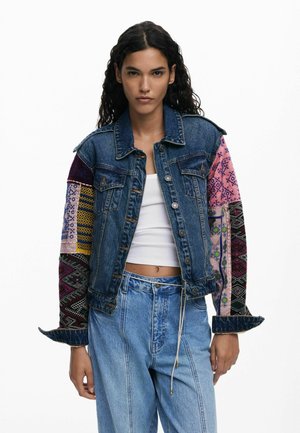 Giacca di jeans con maniche ricamate e a fantasia in vari colori. Presenta un colletto e due tasche sul petto con chiusura a bottone.