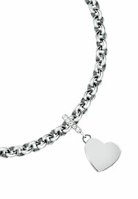 Collana in argento con un pendente a forma di cuore. Il pendente è lucido e liscio, con un piccolo dettaglio scintillante vicino alla chiusura.