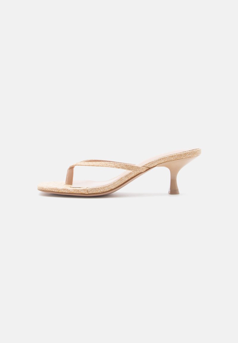 Sandale beige femme à brides fines avec petit talon kitten et semelle tissée texturée sur fond blanc uni.
