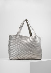 Borsa tote intrecciata in argento con due manici testurizzati, caratterizzata da un interno spazioso e una forma rettangolare. Finitura liscia con motivo a scacchi.