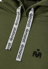 Vihreä huppari, jossa valkoiset kiristysnauhat ja rintakehällä "åmarat"-teksti sekä pieni musta abstrakti logo.