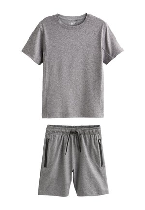 Sivá krátka tričko s okrúhlym výstrihom a zodpovedajúce elastické šortky s čiernymi vreckami na zips a sťahovacou šnúrkou, sada neformálneho športového oblečenia.