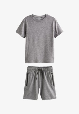 Grijze T-shirt met korte mouwen en ronde hals en bijpassende shorts met elastische taille, zwarte ritszakken en trekkoord, casual sportoutfit.