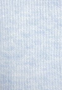 Hellblau gestrickter Stoff mit einer gerippten Textur, der ein weiches und flauschiges Aussehen hat. Das Muster ist gleichmäßig und konsequent über das gesamte Material verteilt.