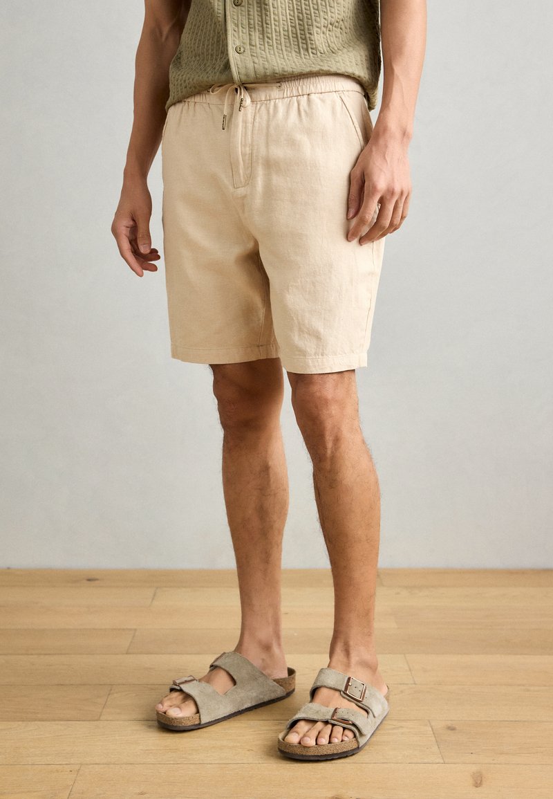 Scotch & Soda SEASONAL CORE BERMUDA - Shorts - soft camel