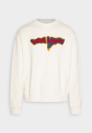 Off-white langærmet sweatshirt med ribbede manchetter og kant, prydet med et farverigt, abstrakt broderet tekstdesign tværs over brystet.