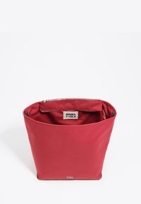 Czerwona torba typu tote z otwartym suwakiem od góry, wewnętrzną kieszenią na zamek oraz etykietą "BIMBA Y LOLA" wewnątrz i na dole z przodu.