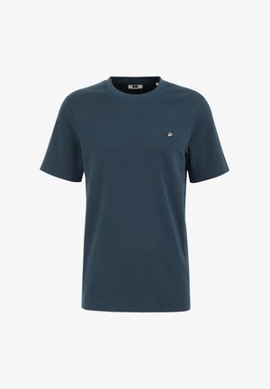 Tumedast sinine puuvillane T-särk ümmarguse kaelusega, lühikeste varrukatega ja väikese tikandiga logoga rinnal. Sile tekstuur ja tavaline lõige.