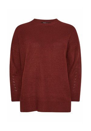 Sweter dzianinowy w głębokim burgundzie, z okrągłym dekoltem, szerokimi rękawami, teksturowanym materiałem oraz dekoracyjnymi wycięciami na rękawach.