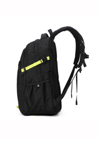 Zaino nero con design imbottito, spallacci in rete e una cinghia di accentuata gialla brillante. Presenta più scomparti e hardware robusto.