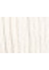 Blondynka rozciągająca się z rękami uniesionymi nad głową w ubraniach do ćwiczeń stoi na drewnianej podłodze w jasnym, nowoczesnym pomieszczeniu.