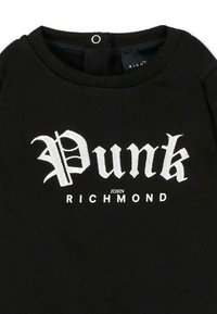 Zwart katoenen T-shirt met witte geborduurde tekst met de woorden "Punk" en "JOHN RICHMOND." Ronde hals met ribbelmotief en zichtbare merkklabel.