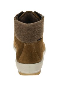 Stivale alla caviglia in suede marrone con colletto in feltro grigio strutturato, suola in gomma bianca e dettaglio con zip laterale per una facile vestibilità.