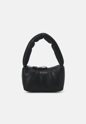 Sac à main noir en cuir souple avec une anse arrondie et rembourrée. Doté d'une fermeture éclair et d'un logo argenté sur le devant. Design compact.