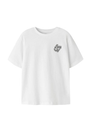 Biała koszulka z krótkim rękawem z czarnym nadrukiem "SIX SEVEN 67" na górnej lewej stronie klatki piersiowej, okrągłym dekoltem i luźnym krojem.