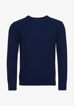 Marineblauwe gebreide trui, ronde hals, gestructureerd patroon, lange mouwen, geribbelde manchetten en zoom, met een klein logo-accent aan de onderkant.