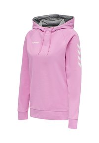 Felpa rosa con cappuccio, fodera interna grigia, coulisse, maniche lunghe, logo bianco "hummel" sul petto e strisce a chevron sul braccio destro.