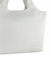 Borsa a tote in pelle bianca con finitura testurizzata, dotata di manici corti e un sottile dettaglio del logo sul lato. Design semplice e rettangolare.