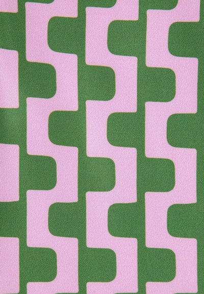 Abstracte gemusterde stof met onderling verbonden groene en lichtroze vormen, die een visuele ritme creëren met gladde, getextureerde oppervlakken.