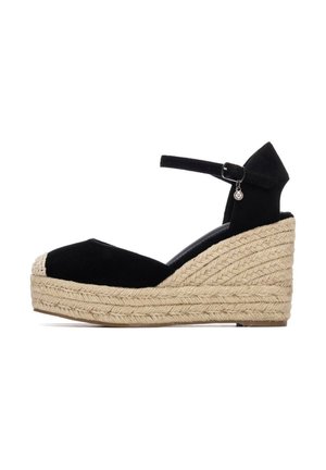 Sandalias de cuña de ante negras con una correa en el tobillo, con plataforma de yute trenzado, punta redonda y un adorno decorativo en la correa.