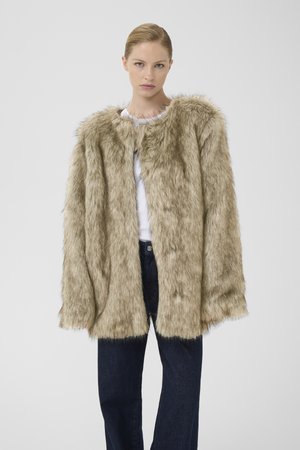 Manteau en fausse fourrure de couleur beige avec une finition douce et texturée. Présente un col rond, des manches longues, un design ouvert à l'avant et sans fermetures.