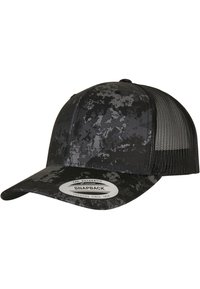 Fekete snapback sapka textúrált, sötét katonai kamuflázs mintával. Szilárd elülső panelje és hálós háta van a szellőzés érdekében. Kör alakú logós matrica a karimán.