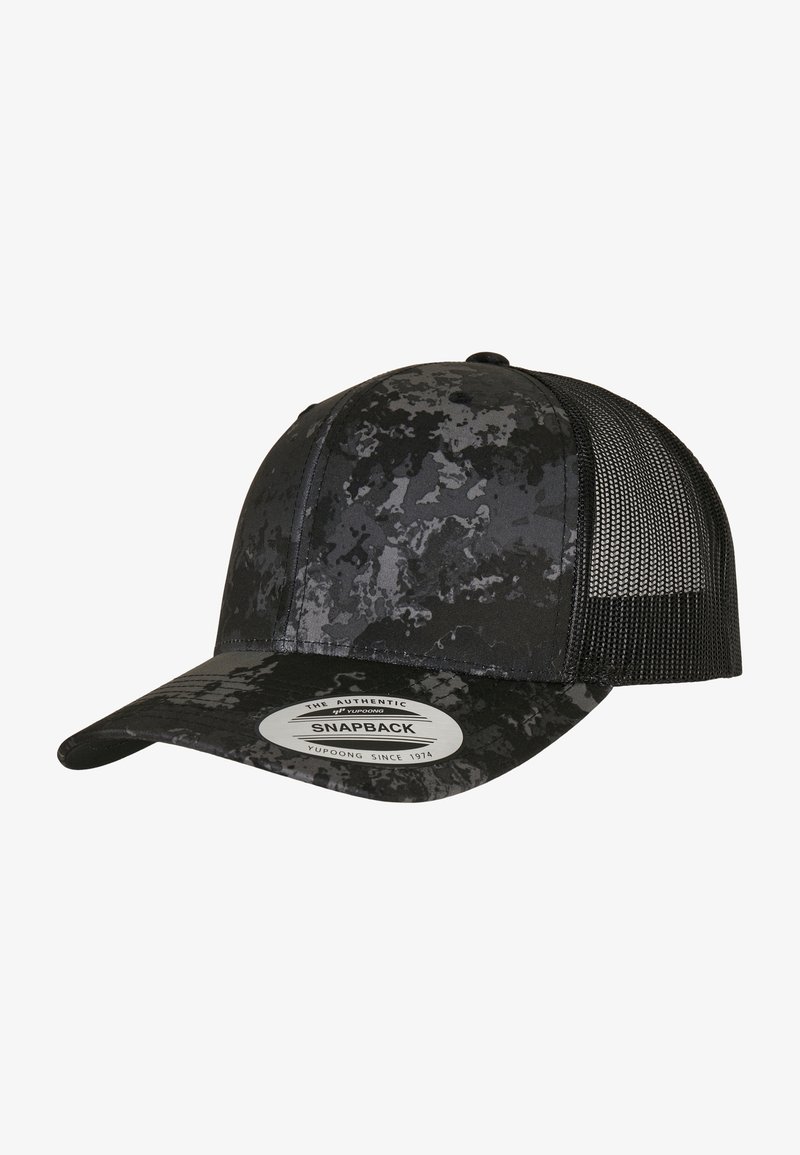Schwarze Snapback-Kappe mit strukturiertem, dunklem Camouflage-Muster. Verfügt über ein solides Frontpanel und ein luftdurchlässiges Netzmaterial auf der Rückseite. Runder Logo-Aufkleber auf dem Schirm.