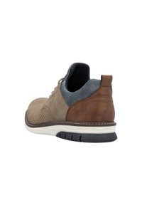 Chaussures pour hommes en cuir marron et textile gris, avec un design perforé, une semelle intermédiaire blanche et une semelle noire texturée.