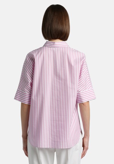 Roze en witte gestreepte korte mouwen shirt met een kraag, ontspannen pasvorm, en zijsplitsen, gemaakt van lichtgewicht textiel. Geen zichtbare sluitingen.