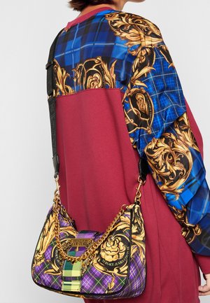 Monivärinen olkalaukku, jossa on pehmeästi soikea kuviointi ja kultaiset yksityiskohdat. Laukussa on ketjusang ja erottuvat ruutukuviot.