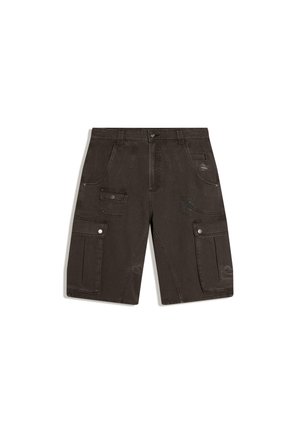 Tmavohnedé cargo šortky s viacerými vreckami na gombíky a so slučkami na opasok, so slabými opotrebovanými detailmi na tkanine.