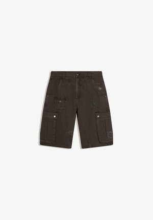 Donkerbruine cargoshorts met meerdere knoopflapzakken en riemlussen, met lichte verweerde details op de stof.