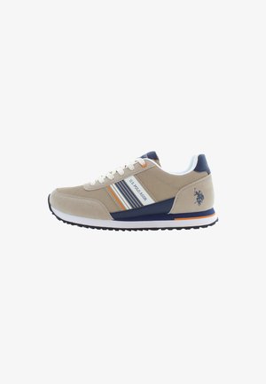 Béžová sportovní bota z prodyšné a semišové látky. Obsahuje bílé šněrování, oranžové a námořnické akcenty, pruhovaný design a logo po straně.
