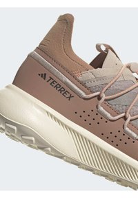 Adidas Terrex VOYAGER 21 TRAVEL - Hikingskor -  taupe taupe met impact orange