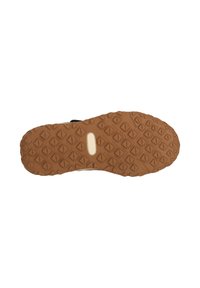 Schuhsohle mit braunem Gummiprofil, das diamantförmige Muster und einen zentralen ovalen Ausschnitt auf einem weißen Hintergrund zeigt.