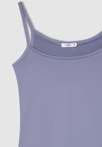 Canotta viola chiaro con spalline sottili e scollatura a girocollo, realizzata in tessuto morbido. Etichetta con "Terranova" e taglia "S" è visibile.