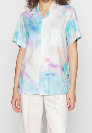 Camisa de tirantes cortos en tejido de algodón con un diseño de tie-dye en tonos pastel, que incluye un bolsillo en el pecho y botones en la parte delantera. Los colores son azul claro, rosa y verde.