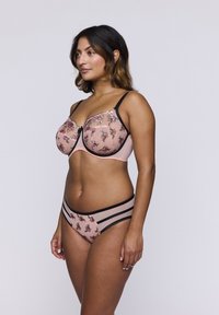 Roze lingerie set met bloemenpatroon, bestaande uit een gestructureerde beha met zwarte accenten en bijpassende slipjes met gestreepte details.