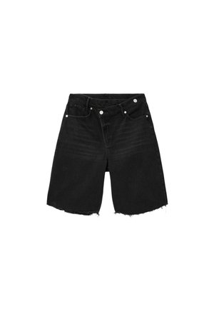 Pantaloni scurți din denim negru cu tivuri franjurate, închidere frontală cu nasturi, bucle pentru curea și design cu cinci buzunare, așezate pe o suprafață albă.