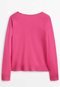 Pull rose à manches longues avec un large col, des poignets côtelés et une texture lisse et douce. Le design est simple et épuré.