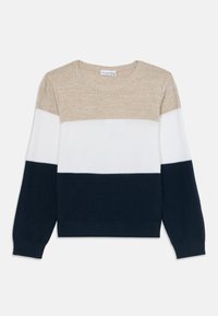 Langermet strikkegenser med beige topp, hvit midtdel og marineblå bunnfargeblokker, rund hals og ribbestrikkede mansjetter og nederkant.