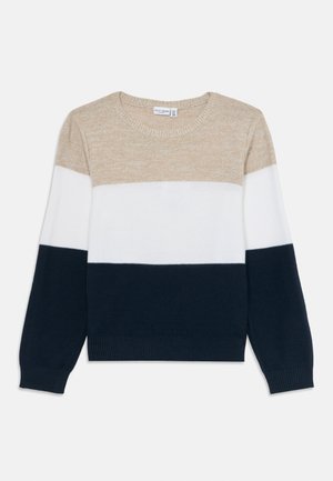 Langermet strikkegenser med beige topp, hvit midtdel og marineblå bunnfargeblokker, rund hals og ribbestrikkede mansjetter og nederkant.