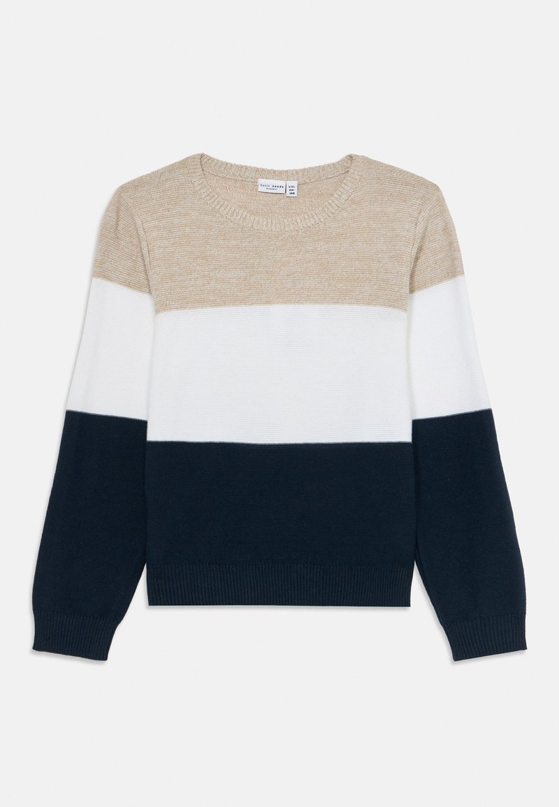 Langermet strikkegenser med beige topp, hvit midtdel og marineblå bunnfargeblokker, rund hals og ribbestrikkede mansjetter og nederkant.