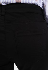More & More Broek - black