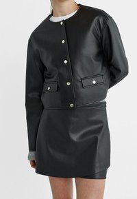 Stradivarius Jacka i konstläder - black