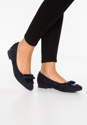 Granatowe zamszowe baleriny z teksturowaną frędzlem i kokardą na palcach. Niski obcas i zaokrąglony nos.