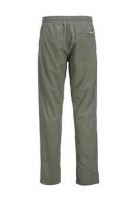 Pantalones ligeros en verde olivo con cintura elástica, pierna recta y un bolsillo trasero. Textura suave con un brillo sutil.